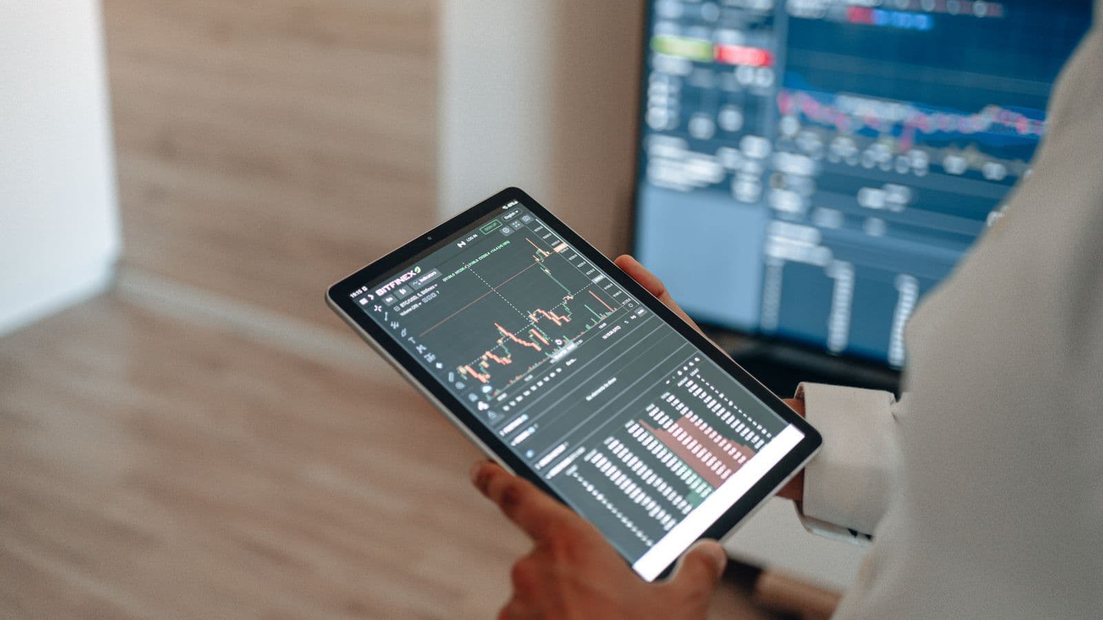 Tablet menampilkan grafik data pelanggan tim sales