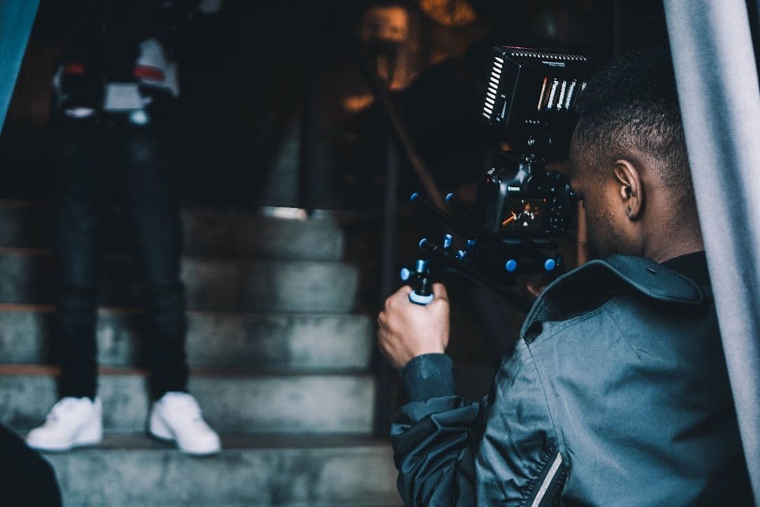 Referensi produksi brand film otomotif sinematik dengan car cinematography rig kamera