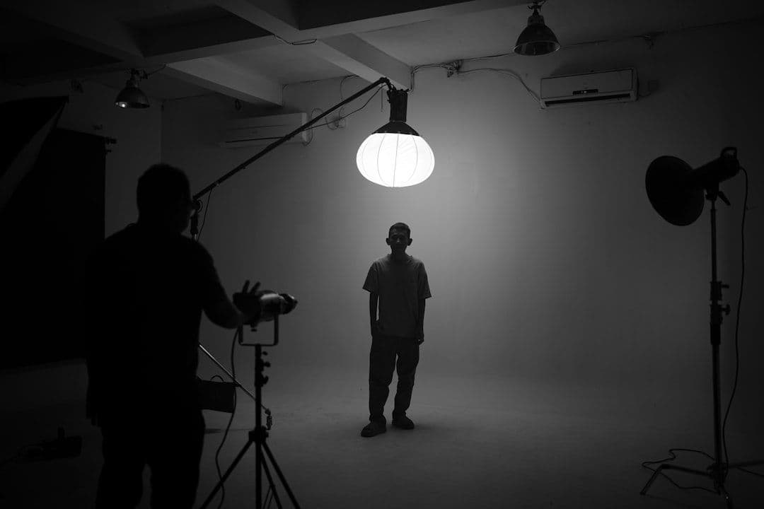 DOP mengoperasikan kamera sinema saat produksi video brand di Jakarta Selatan