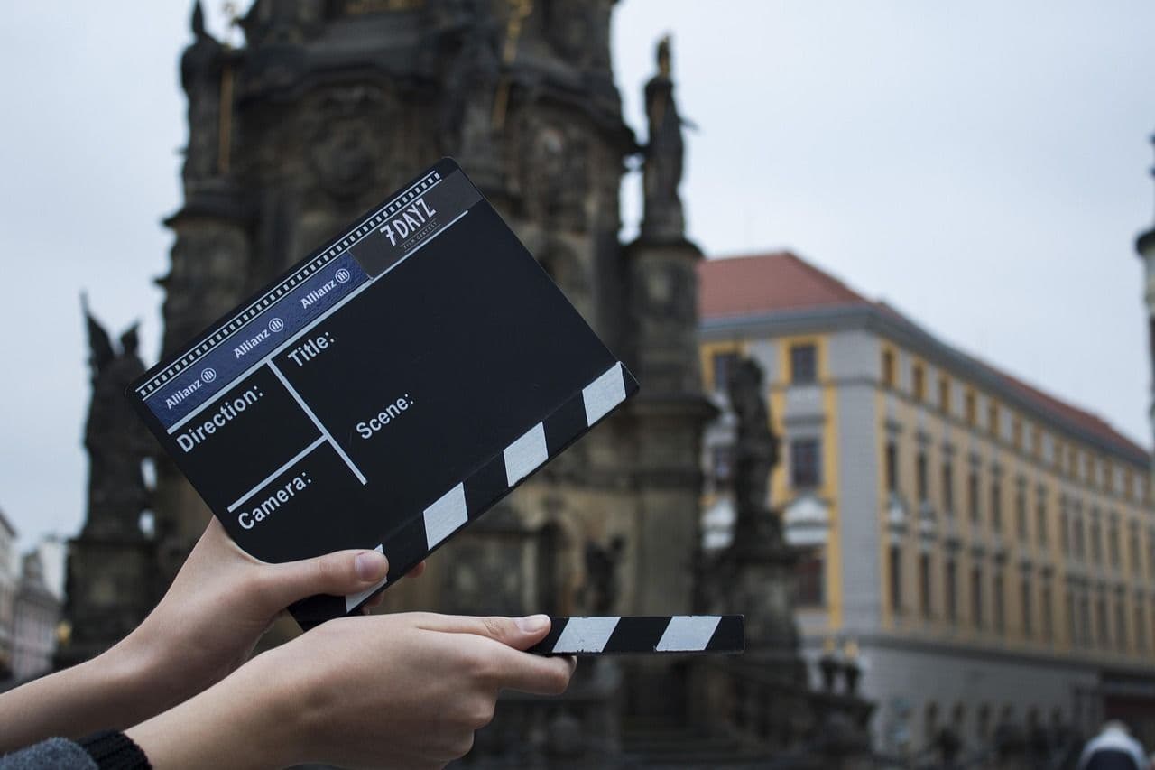 Perbandingan spec Sony FX6 di monitor saat setup brand film otomotif
