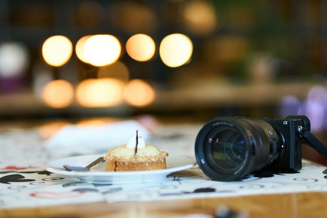 Detail depth of field tipis pada plating makanan dengan garnish fokus selektif