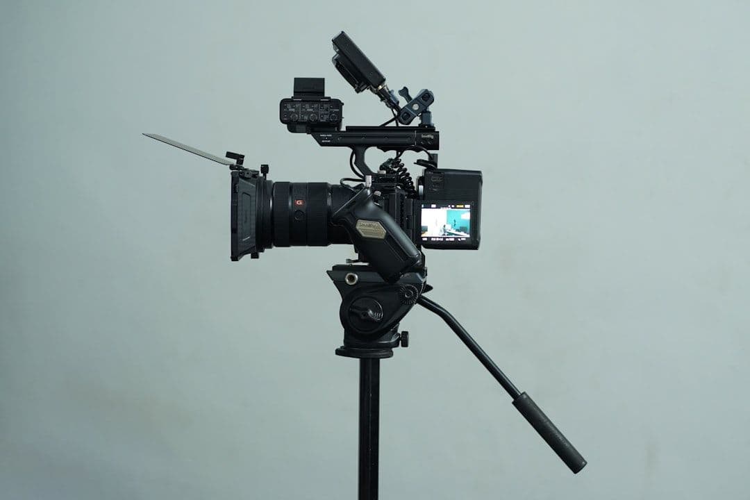 Tim production house meninjau hasil color grading TVC di monitor kalibrasi