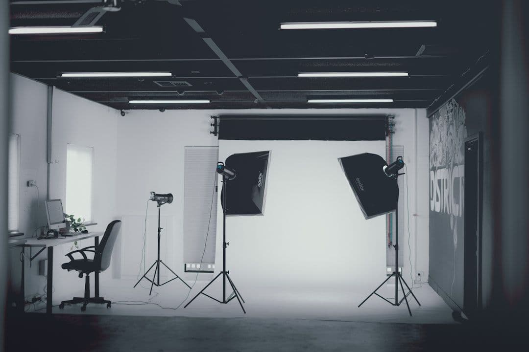 Lighting setup studio dengan key light dan fill light untuk pack shot
