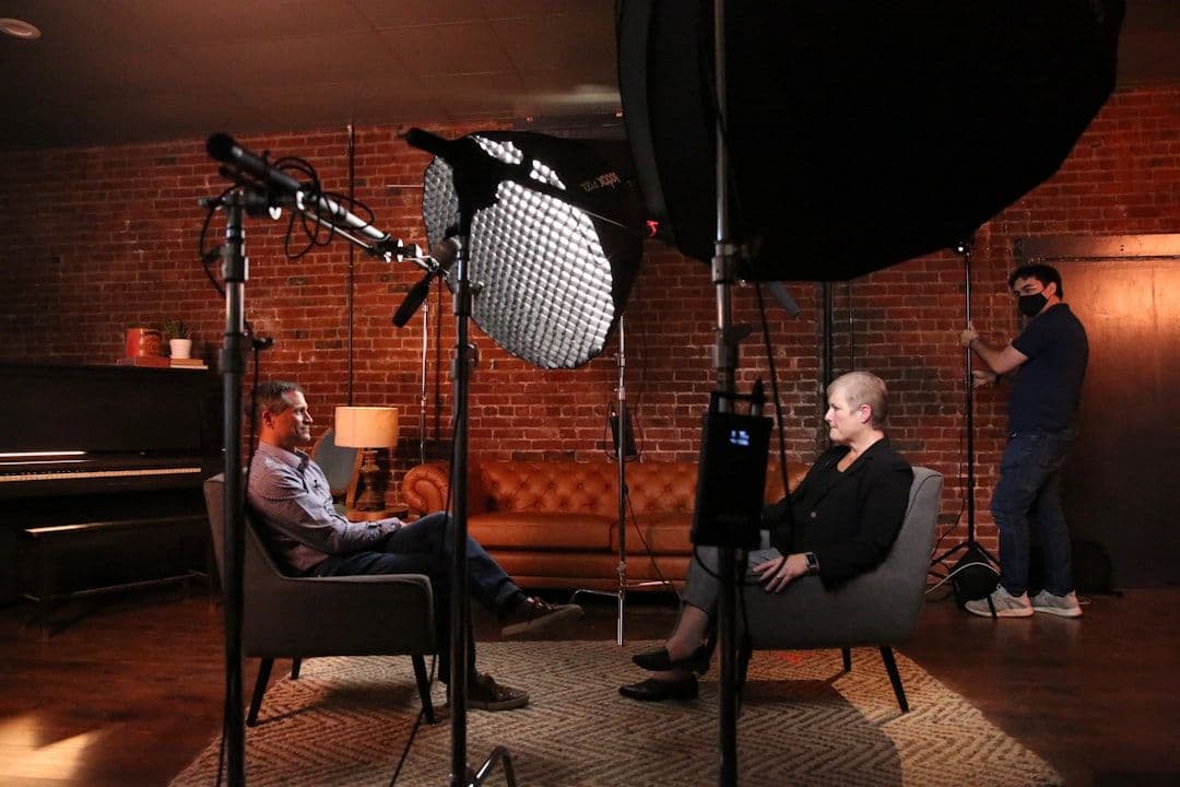 Continuity log terstruktur dan slate di area monitor produksi multi-day Mooilux