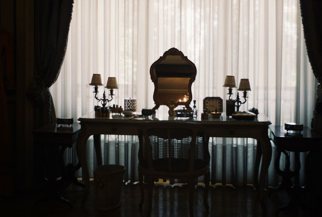 Tim production house di shoot day brand film dengan camera dolly dan lighting rigging