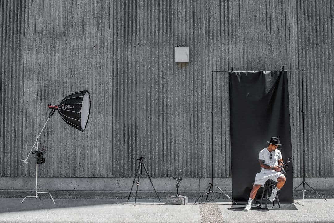 Setup lighting studio untuk foto produk premium dengan material reflektif