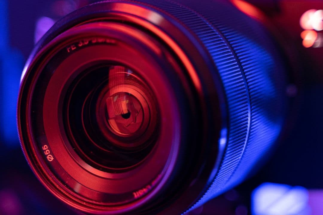 Proses kurasi ratusan iterasi AI key visual berdasarkan brief yang presisi di studio Mooilux