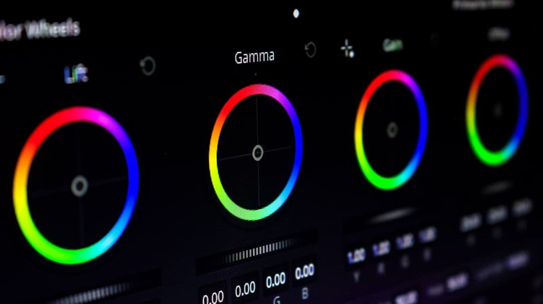 Tim produksi Mooilux mereview deliverable AI key visual lintas format di studio Jakarta