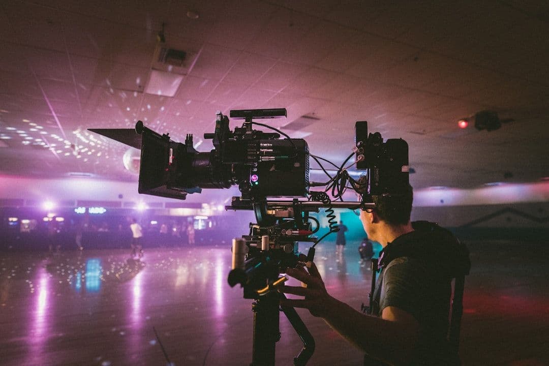Anatomi reveal sinematik - slow-tracking shot menyusuri bodi mobil dengan lensa anamorphic