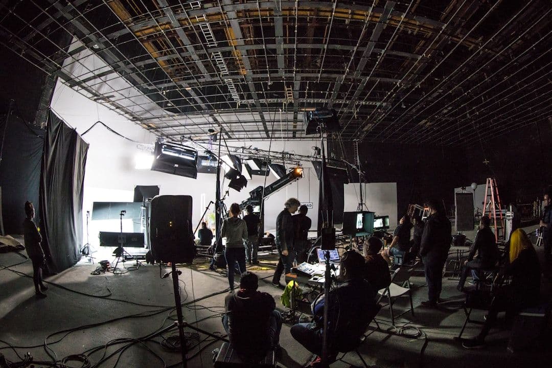 Setup lighting editorial untuk shoot brand beauty di studio Bandung