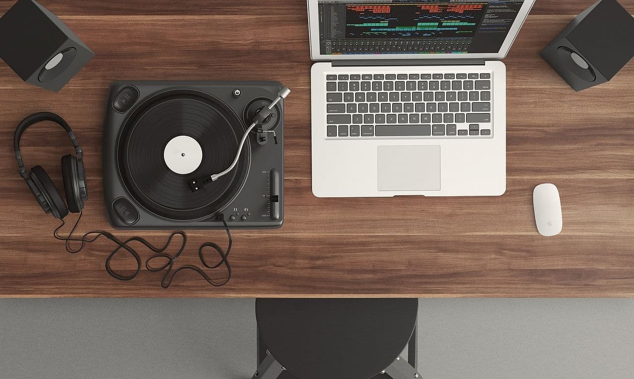 Studio produksi explainer video Mooilux dengan tim editing dan storyboard