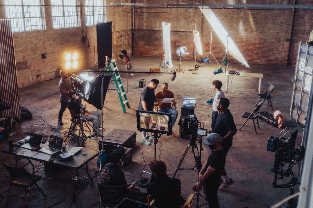 Comparison side-by-side anamorphic vs spherical footage di monitor Mooilux