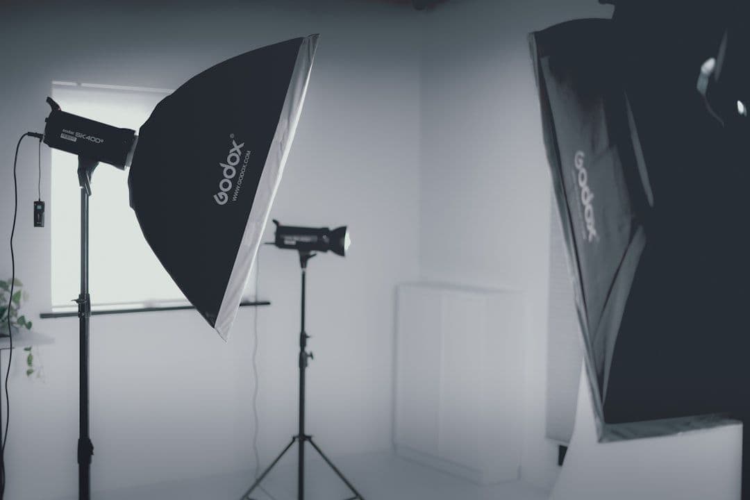 Studio Lighting Portrait Brand — Tiga Setup Editorial Yang Pasti Berhasil — ilustrasi cover