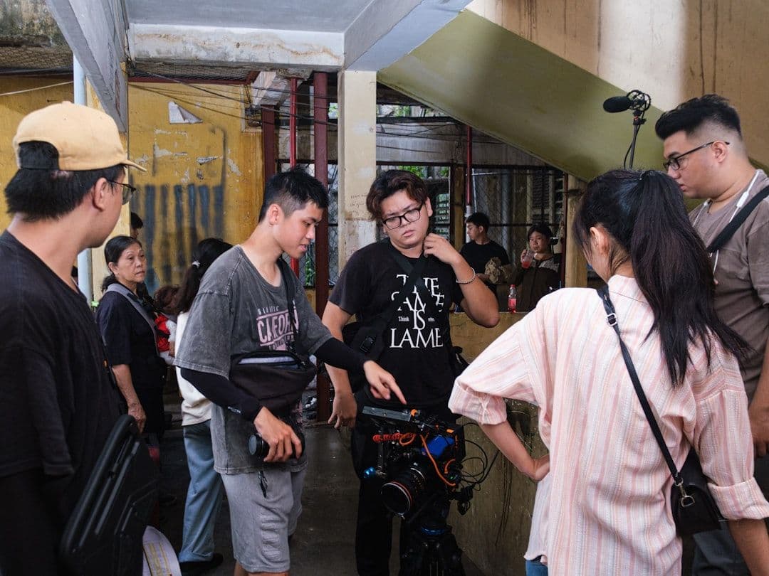 Detail continuity wardrobe dan properti yang di-track di set brand film Mooilux