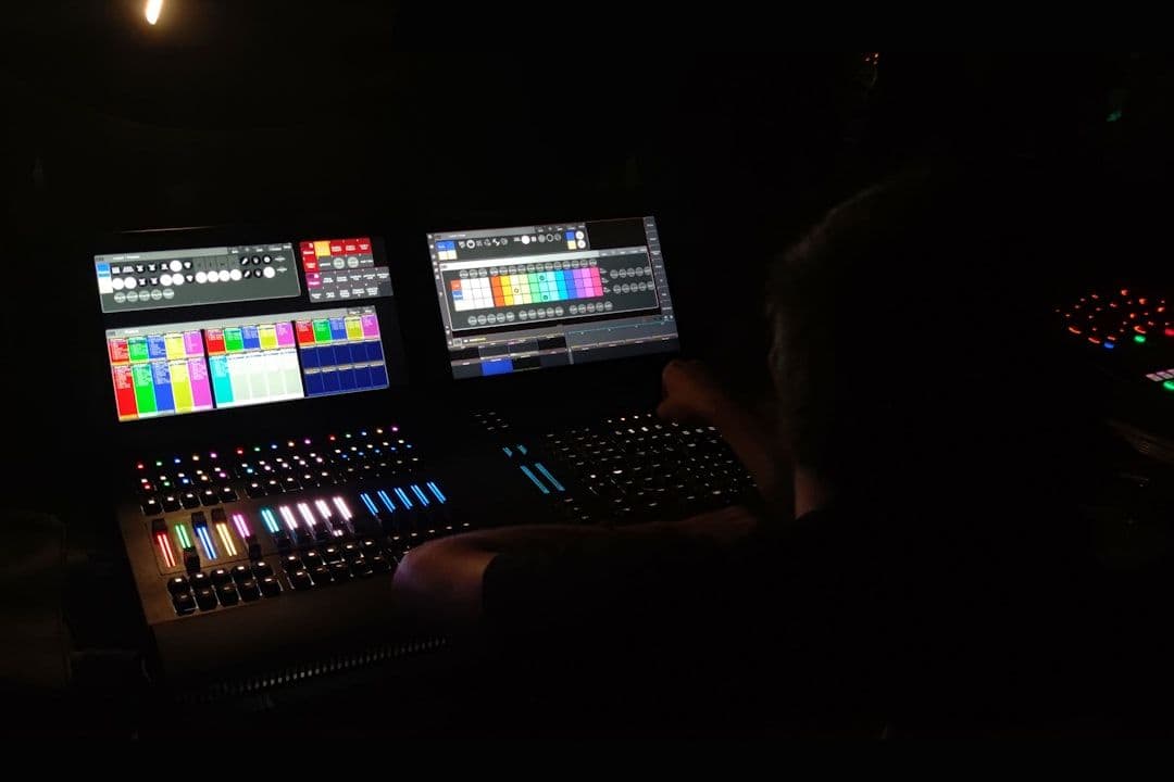 Timeline storyboard tiga babak explainer video di layar editing
