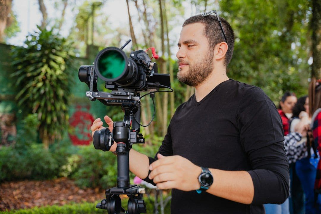 Rig Sony FX6 dengan handle XLR dan monitor eksternal di set 3-hari komersial