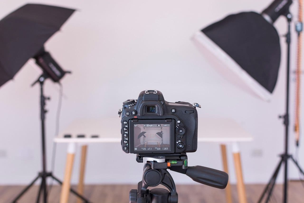 Proses produksi explainer video dari storyboard ke animasi di studio