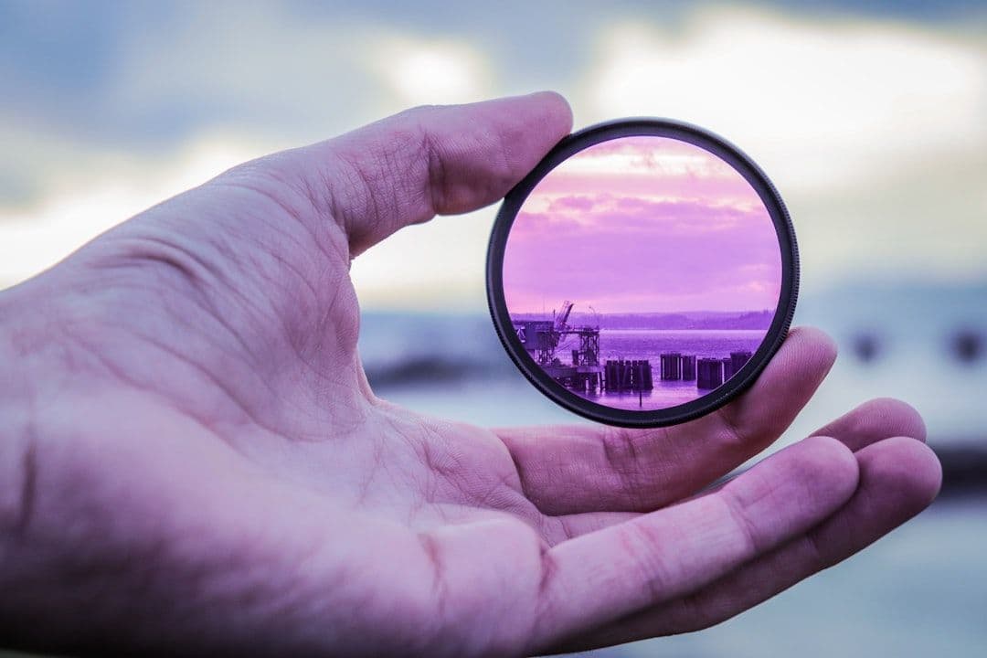 Set variable dan fixed ND filter tersusun di meja persiapan sebelum outdoor shoot komersial