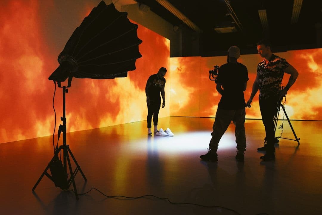 Brand manager dan creative director meninjau cut video corporate di monitor