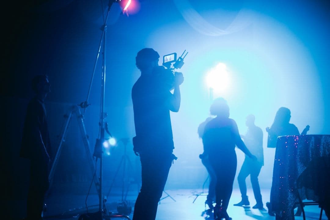 Storyboard dan shot list video corporate di meja pre-production