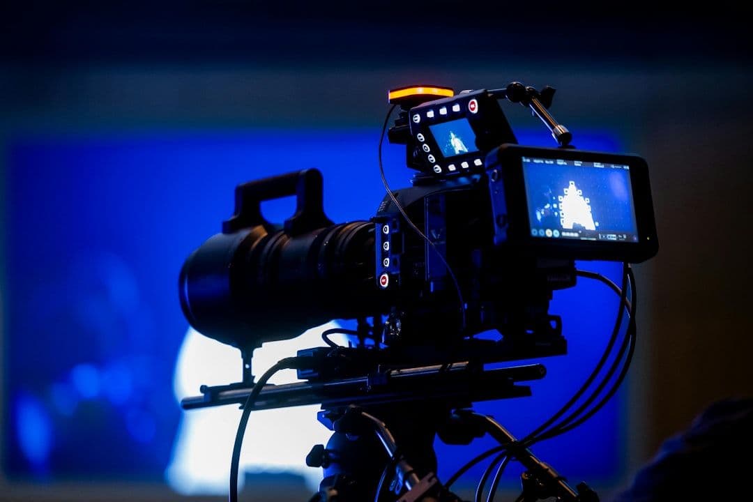 Body 1 — perbandingan format video marketing TVC, brand film, dan reels vertical di monitor editing