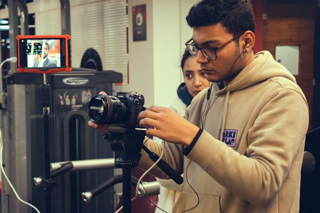 Workspace Mooilux dengan dua monitor menampilkan timeline After Effects dan Cinema 4D, mood lighting workstation studio